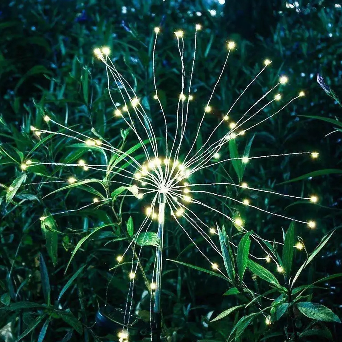 Photo de scène de lumières de ficelle de feu d'artifice menée par festival accrochant