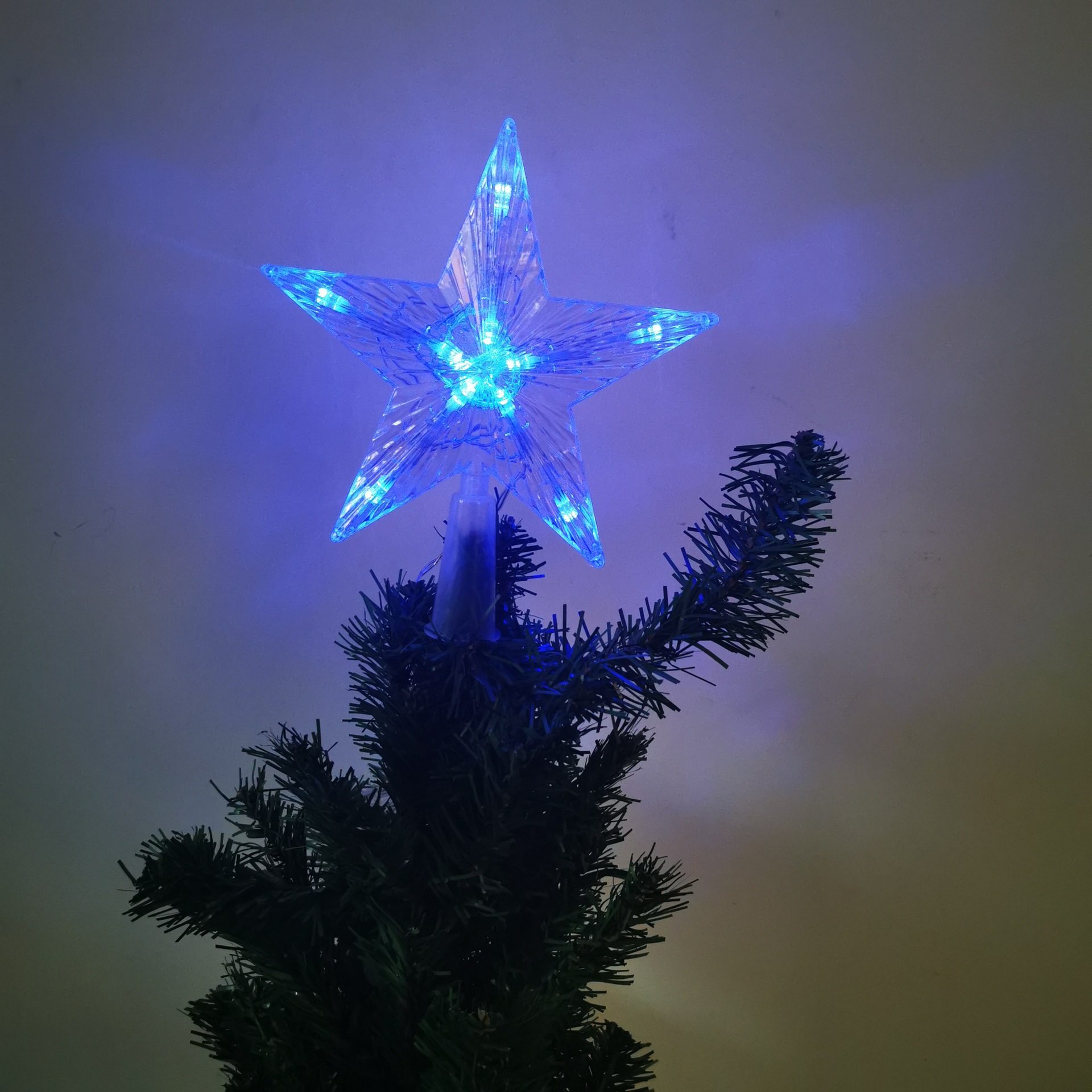 Lumière ambiante créative de chambre à coucher de Noël sur la photo de la cime de l'arbre