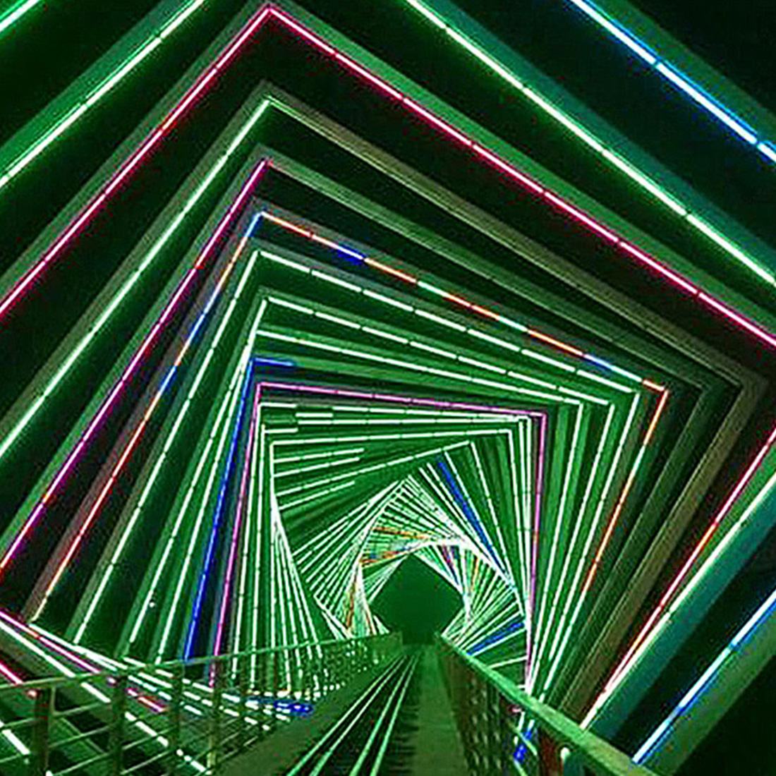 Photo de scène de lumières d'arc en forme de coeur de Noël en plein air