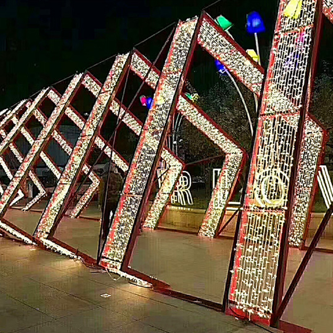 Image de scène de lumières d'arc en forme de coeur de Noël en plein air