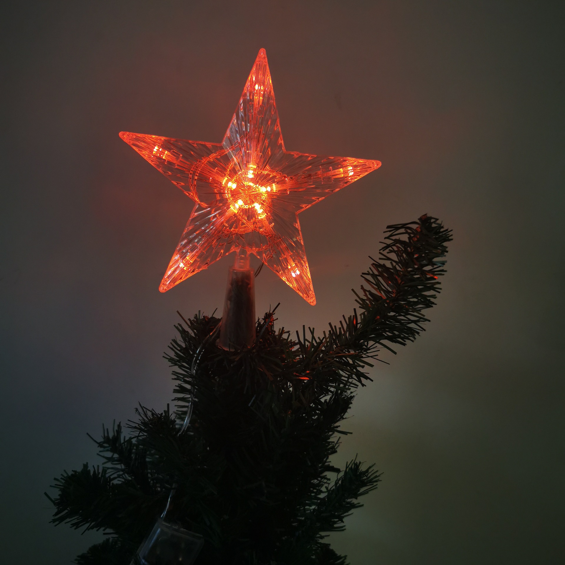 Lumière ambiante créative de chambre à coucher de Noël sur la photo de la cime de l'arbre