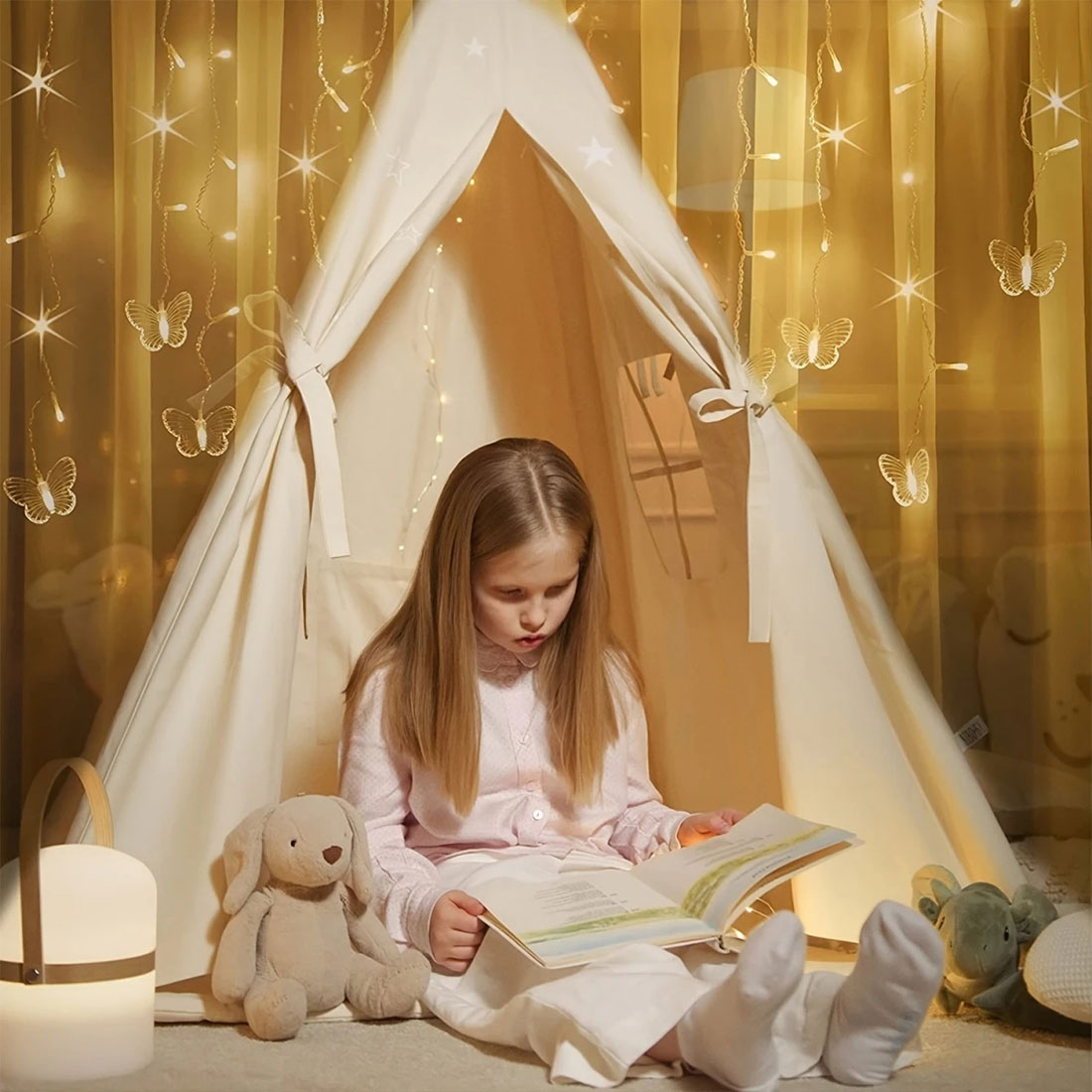 Photo de scène de lumières de rideau de fées scintillantes de papillons