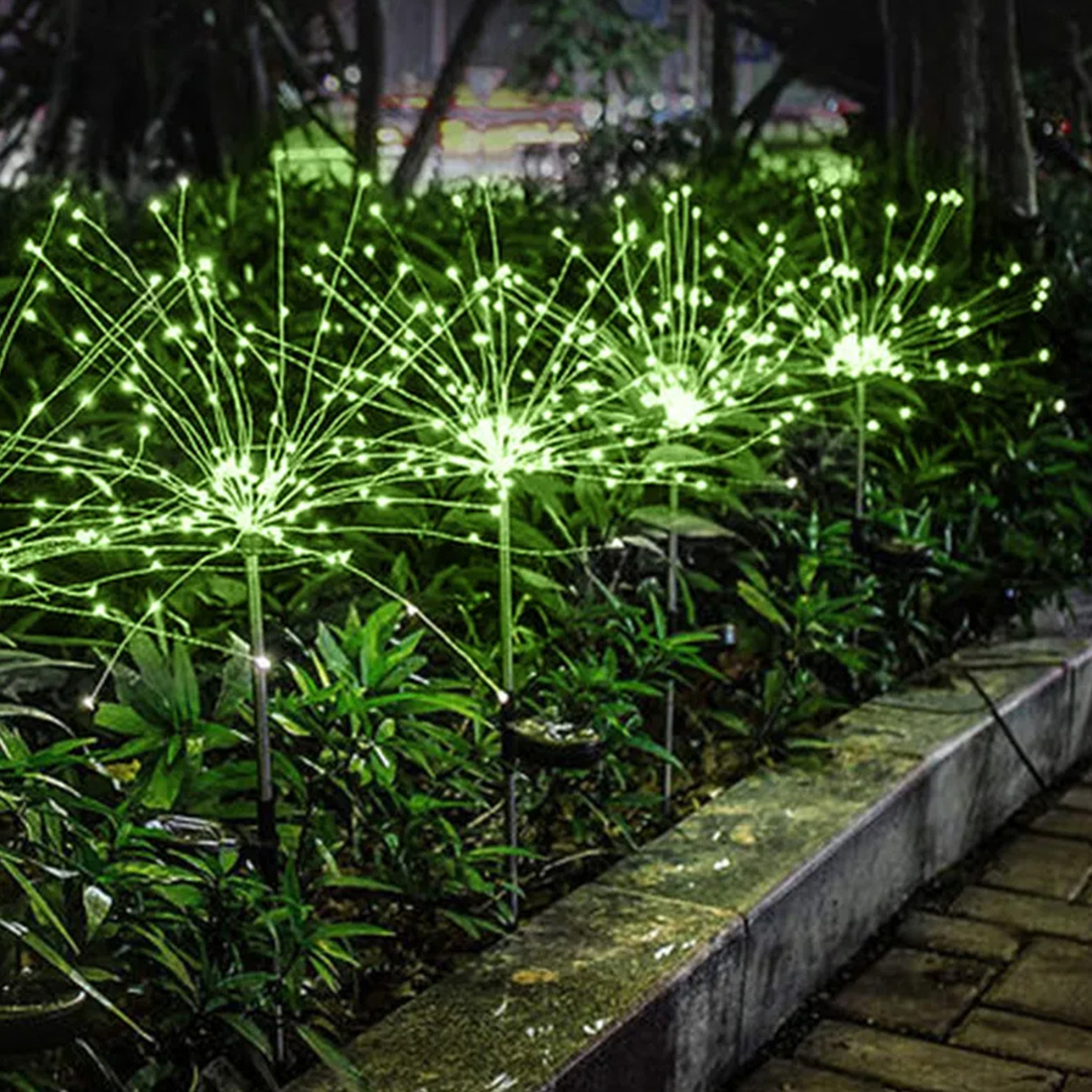 Photo de scène de lumières de ficelle de feu d'artifice menée par festival accrochant