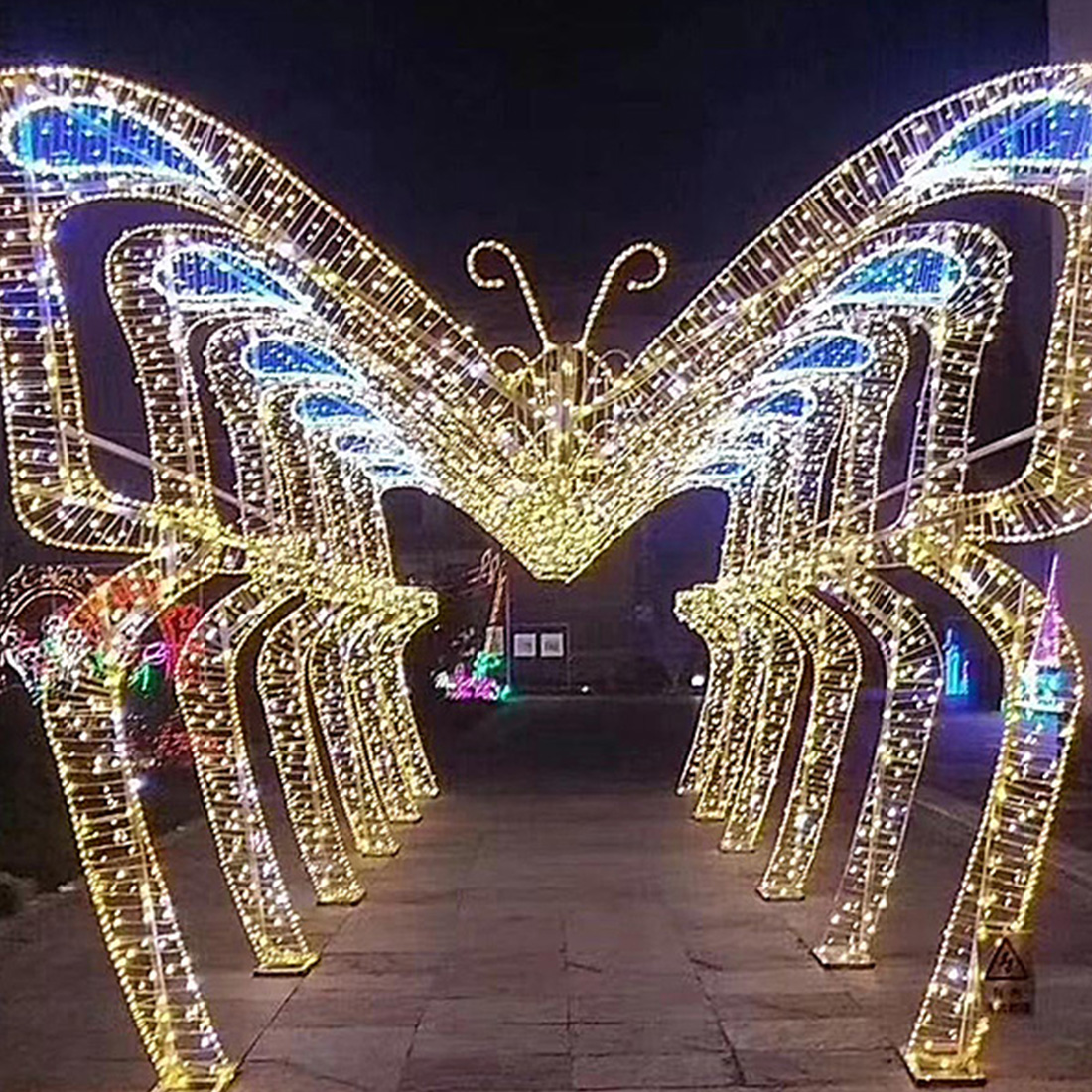 Image de scène de lumières d'arc en forme de coeur de Noël en plein air