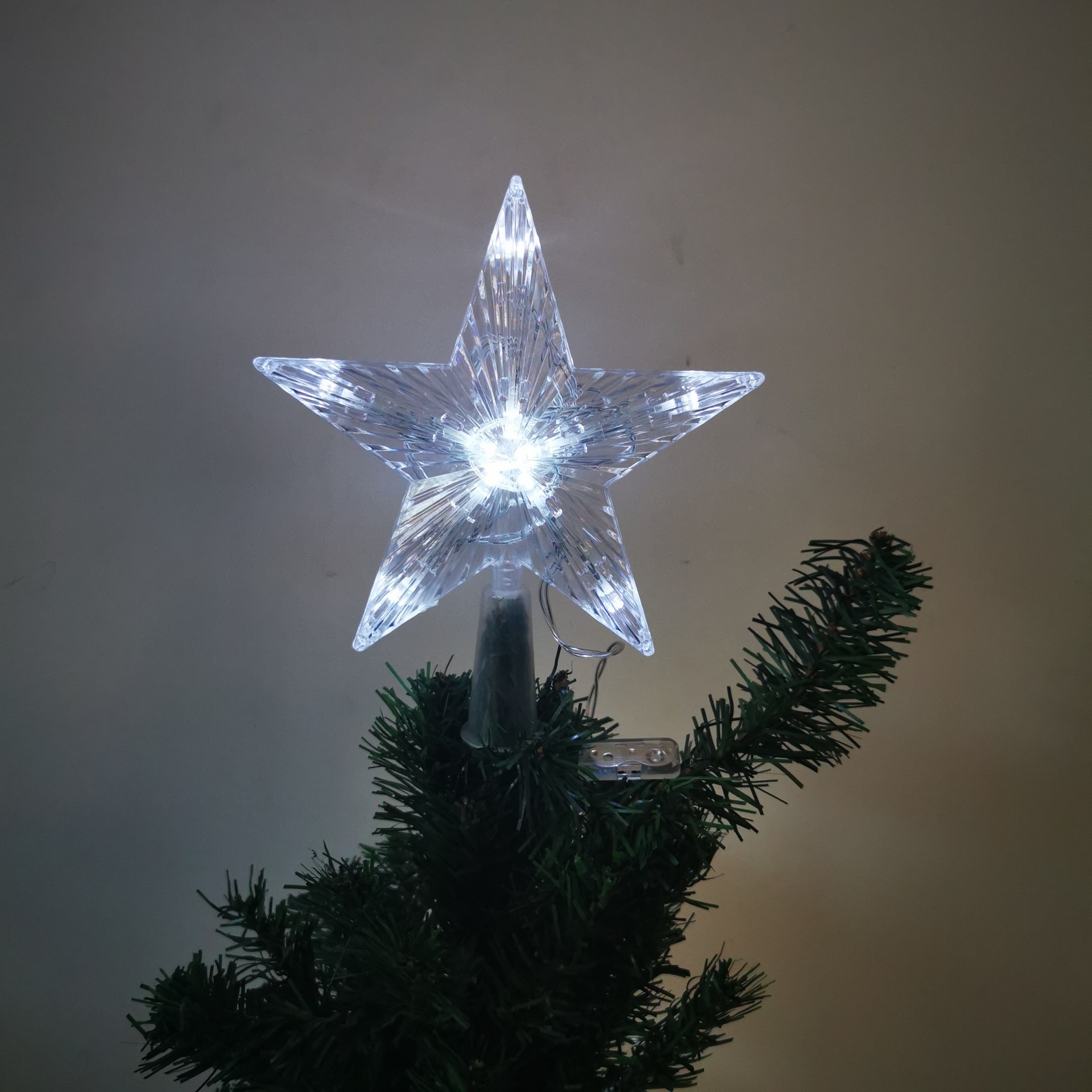 Lumière ambiante créative de chambre à coucher de Noël sur la photo de la cime de l'arbre