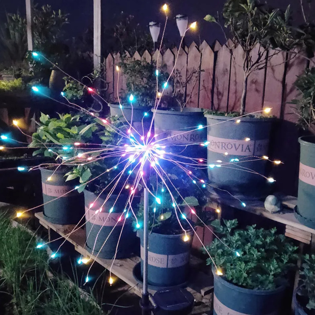 Photo de scène de lumières de ficelle de feu d'artifice menée par festival accrochant